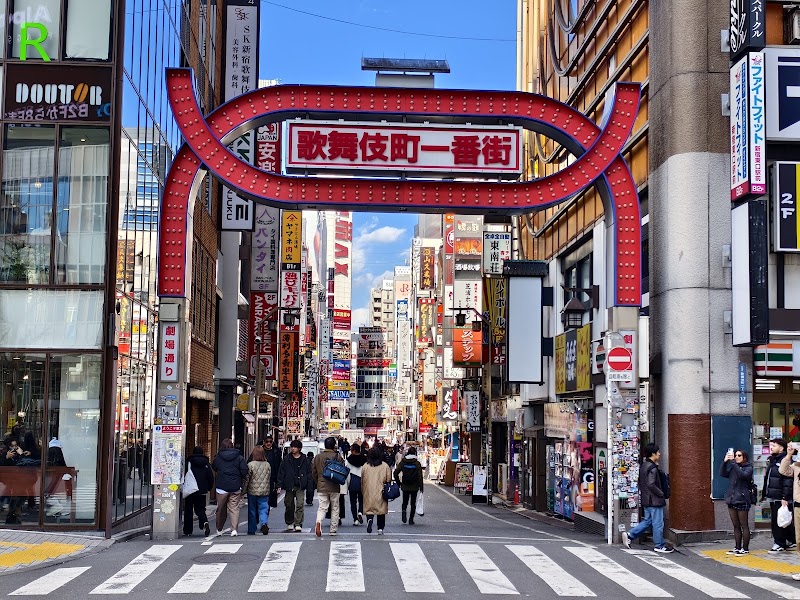 歌舞伎町さくら通り