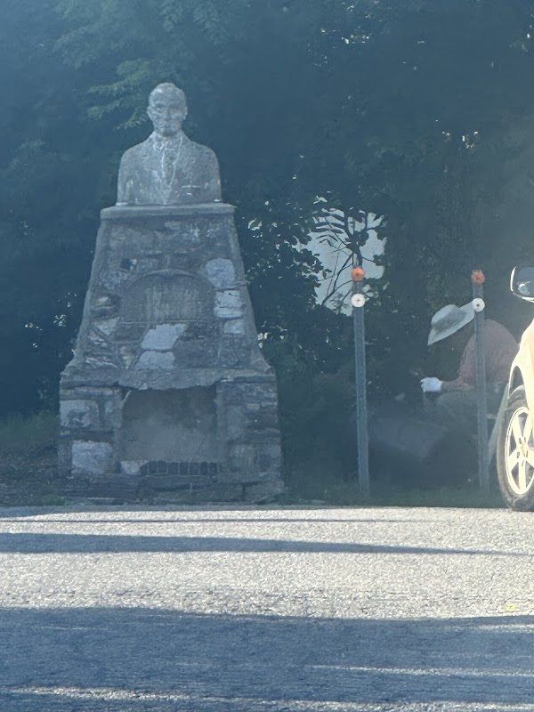 fdr sculpture on a fireplace