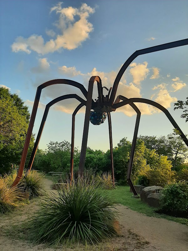 giant spider sculpture