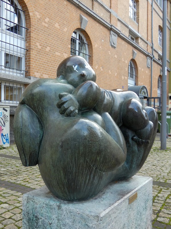 Offenbach Mutter und Kind Skulptur