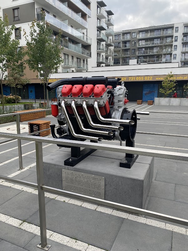 Pomnik silnika V8 ciężarówki Tatra Forum Wola