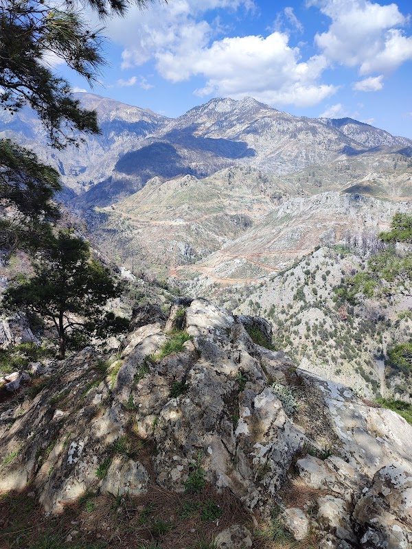 Kanyon manzaralı seyir noktası