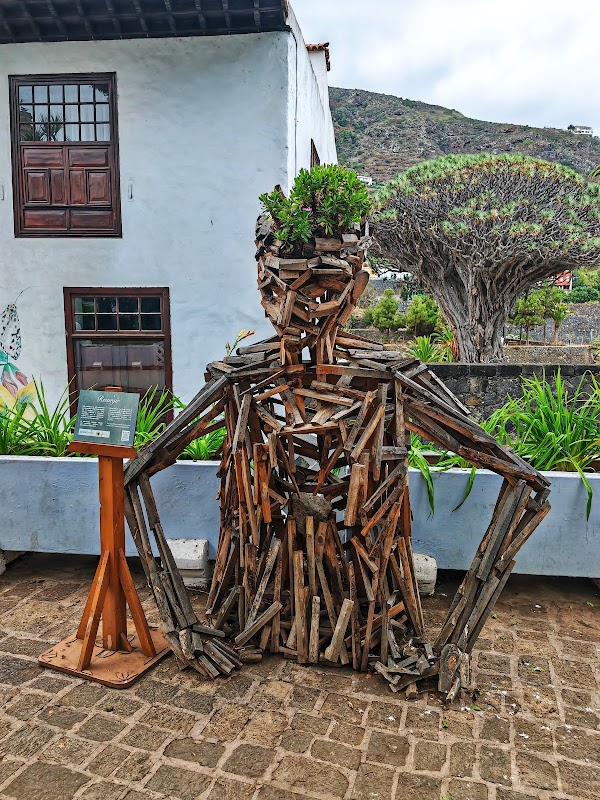 Escultura hombre de madera