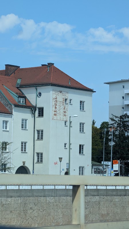 Sonnenuhr (an Giebelwand)