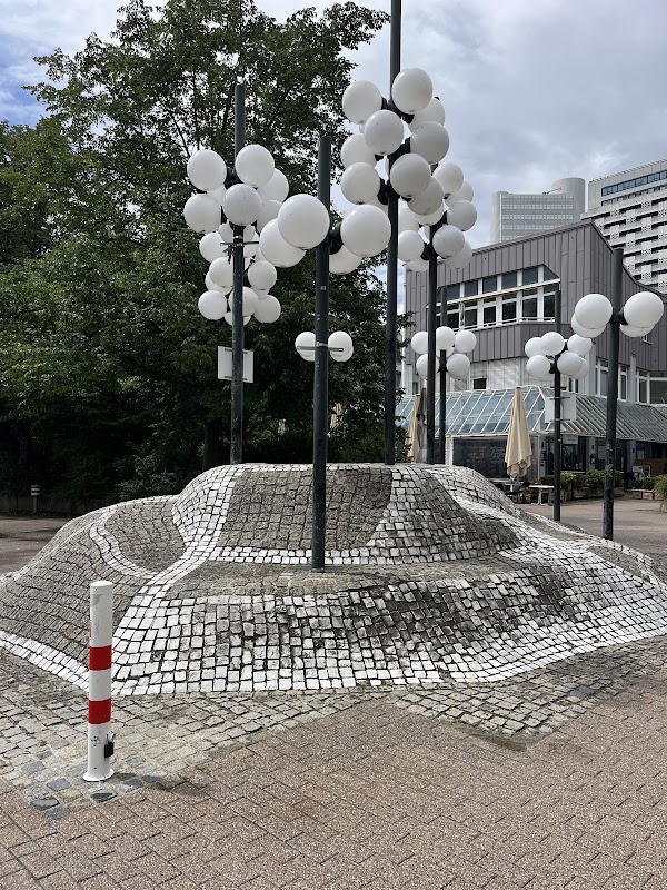 Lampen-Arangement am Arabellapark