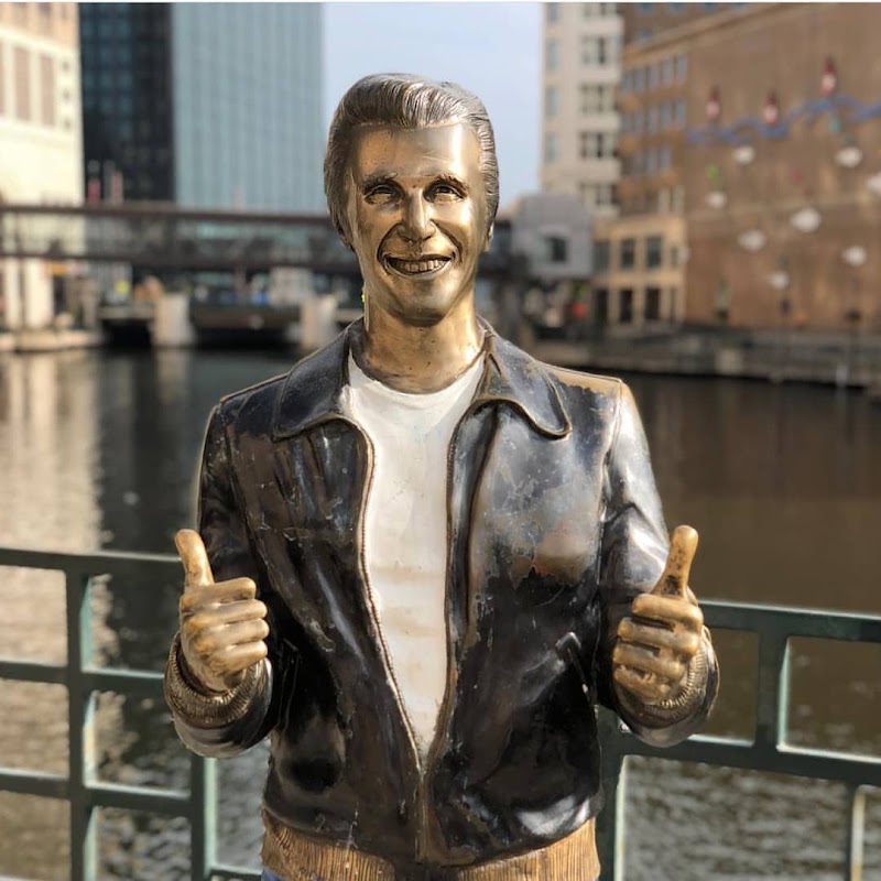 Milwaukee RiverWalk | Downtown’s East Bank