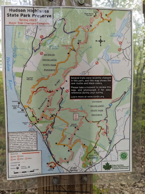Highland trailhead and Blue trail intersection
