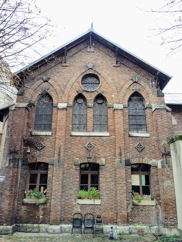 Église avec façade en bois