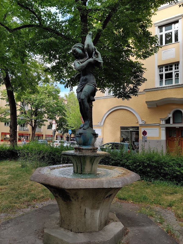 Mädchen mit Seehund Brunnen