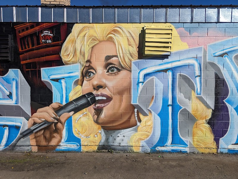 Looking Pretty Music City Mural