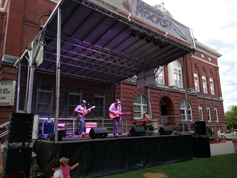 Castonguay Square - The Commons