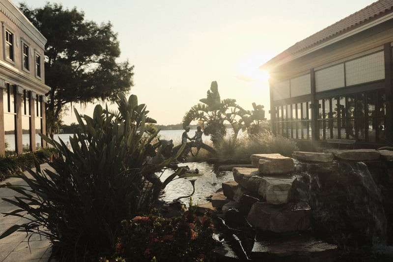Hillstone Restaurant Garden on Lake Killarney